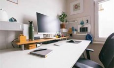 天涯寻亲16年，孙海洋在天涯社区发布寻子启事的那个夜晚，我哭得像个孩子：儿子被拐江油14年，咱老孙当爹的不能认命！(配图：中年孙海洋眼神疲惫但坚定)